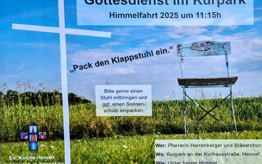 Ein Bild mit einem Kreuz in der Natur. Ein Stuhl ist zu sehen. BLauer Himmel und grünes Gras. Es wird zum Gottesdienst eingeladen. ACHTUNG: Aufgrund der unsicheren Wetterprognose wird der Gottesdienst an Christi Himmelfahrt um 11.15 Uhr statt unter freiem Himmel im Kurpark in der Christuskirche stattfinden. Der Bläserchor wird den Gottesdienst musikalisch begleiten und gestalten.